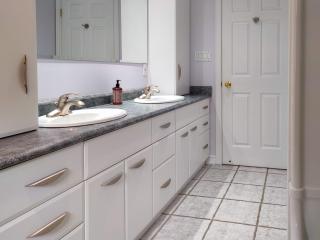 Muskoka 4-Bedroom Cottage - 8