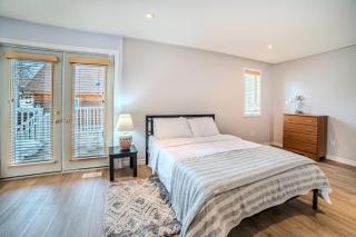 Muskoka 4-Bedroom Cottage - 2