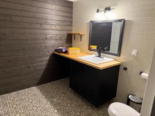 Luxurious Lakefront Cottage, Sleeps 12 - 7