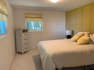 Luxurious Lakefront Cottage, Sleeps 12 - 4