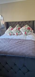 Stunning Fir Trees Corner 3 bedroom detached Executive house with free drive way parking for 2 vehicles 1 mile from M5 dogs welcome - Worcester - 0