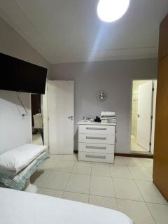 Quarto e sala amplo na melhor rua da Barra - 8