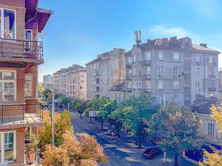 View, Location, High End Interior, Lift, AC - 1