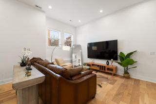 Vibrant West Town Apartment Perfect for Families - 2