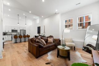 Vibrant West Town Apartment Perfect for Families - 1