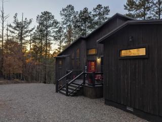 Serene mountain cabin with hot tub and 2 ensuites - 0