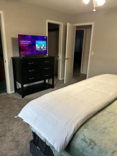 Great Edmond home, near OKC with 3 beds, Wi-fi, cold AC, and central heat, fully fenced backyard - 2