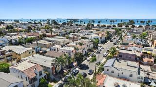 Steps to Beach - Beach Essentials Provided! - 3