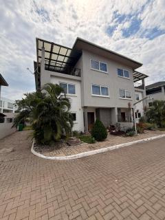 4BR Town House Cantonments, Pool, Private Garden - 4
