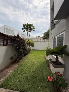 4BR Town House Cantonments, Pool, Private Garden - 8