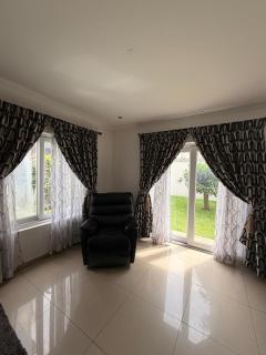 4BR Town House Cantonments, Pool, Private Garden - 2