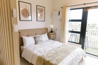 Bright Modern Stay with Balcony & Ocean Breeze - 8