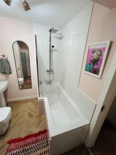 Four Seasons B&B, Ground floor room, private bathroom,3rd floor loft living area & continental breakfast - 5
