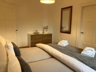 Villa Schlossblick I - Entspannung in exklusiver Ferienwohnung mit Panoramablick, Parkplatz, WLAN, Smart-TV - 6