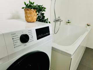 Modern Apartment with Balcony & Free Parking - 5