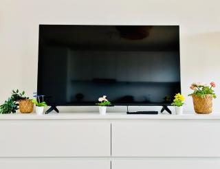 Modern Apartment with Balcony & Free Parking - 4