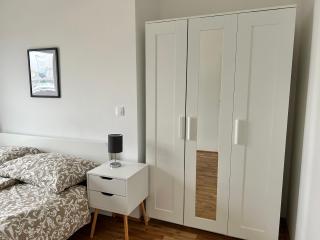 Modern Apartment with Balcony & Free Parking - 7