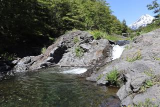 Vista al volcán con tinaja y río en Conguillío - 8