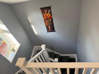 2 Bedroom Home with Free Parking & Fast Wi-Fi - 8