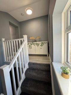 2 Bedroom Home with Free Parking & Fast Wi-Fi - 4