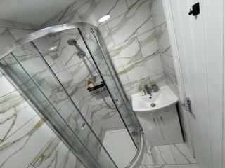 2 Bedroom Home with Free Parking & Fast Wi-Fi - 2