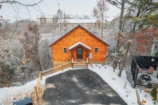 Mountains r Calling, Cozy Hideaway, King Beds, Hot-Tub, Arcade, EV Ready - 0