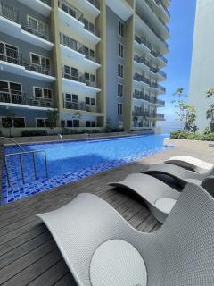 Sunset Retreat - 4 Bedroom Home near Solaire 14pax - 4