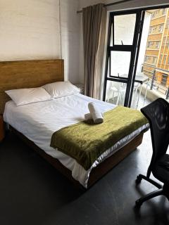 Studio Apartment with Balcony - Maboneng City-View - 0