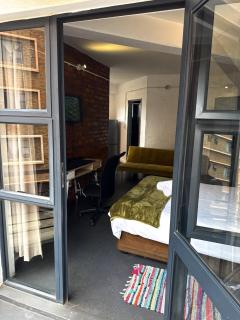 Studio Apartment with Balcony - Maboneng City-View - 8