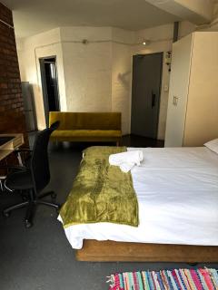 Studio Apartment with Balcony - Maboneng City-View - 7