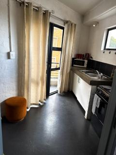 Studio Apartment with Balcony - Maboneng City-View - 6