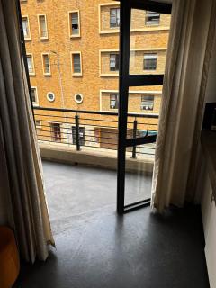 Studio Apartment with Balcony - Maboneng City-View - 4