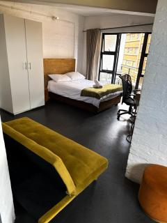 Studio Apartment with Balcony - Maboneng City-View - 3