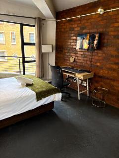 Studio Apartment with Balcony - Maboneng City-View - 1