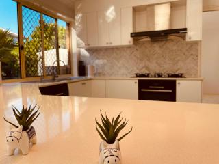 Carindale family home, private pool, leisure accommodation - 2