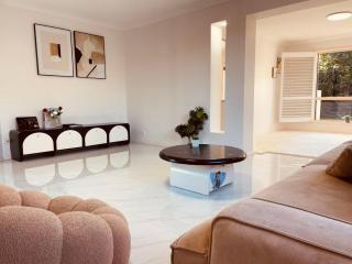 Carindale family home, private pool, leisure accommodation - 1