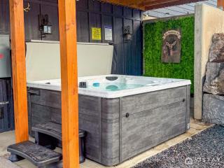 The Wandering Doe Readers Retreat with Hot Tub - 9