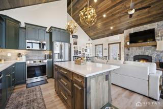 The Wandering Doe Readers Retreat with Hot Tub - 6