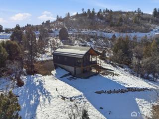 The Wandering Doe Readers Retreat with Hot Tub - 1