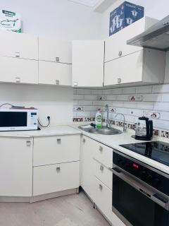 201 Топ локация возле Байтерека для 1-8 человек с 3 большими кроватями - 9