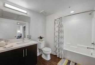 Luxe on Hollywood Blvd 2BR with FREE PARKING - 3