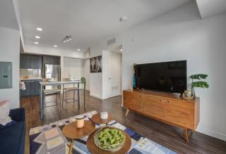 Luxe on Hollywood Blvd 2BR with FREE PARKING - 2
