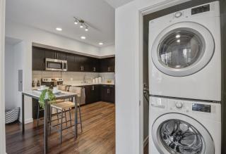 Luxe on Hollywood Blvd 2BR with FREE PARKING - 1