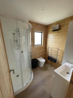 Country Cottage On City Doorstep - 6