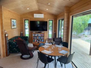 Country Cottage On City Doorstep - 2