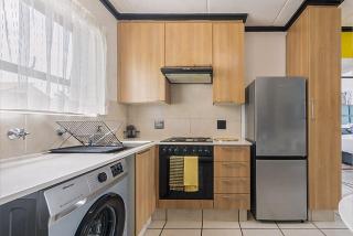 Zalari Luxe Loft A, Spacious 2 Bed Loft, Paulshof - 8