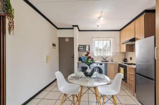 Zalari Luxe Loft A, Spacious 2 Bed Loft, Paulshof - 6