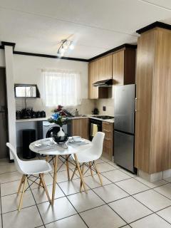 Zalari Luxe Loft A , Spacious 1 Bed Loft, Paulshof - 4