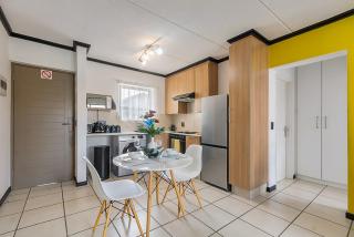 Zalari Luxe Loft A , Spacious 1 Bed Loft, Paulshof - 1