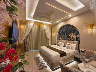 Cozycostays 65Inch TV Omaxe hazratganj - 9